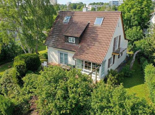 Hausansicht mit Terrasse und Garten aus der Vogelperspektive - 