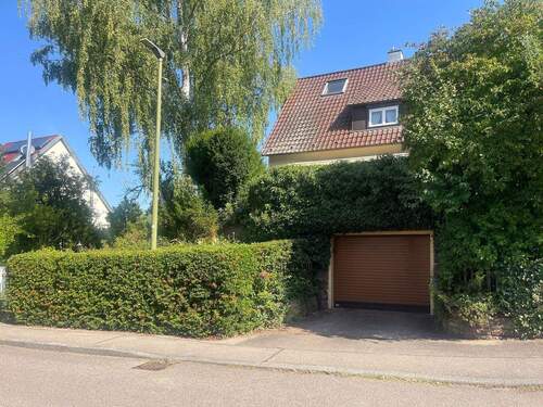 Garage mit elektrischem Rolltor und direktem Hauszugang - 6 Zimmer Einfamilienhaus zum Kaufen in Leonberg