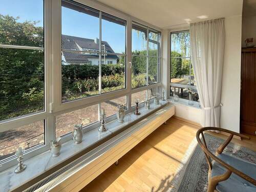 Lichterfüllter Erker im Essbereich mit Blick auf Terrasse und Garten - 