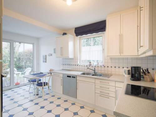 Komplett ausgestattete Einbauküche mit Essbereich und überdachter Terrasse - 