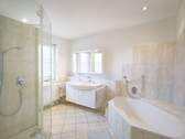 Tageslichtbad en-suite mit Wellnessbadewanne und Dusche - 