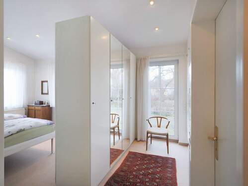 Geräumige Ankleide im Schlafzimmer mit Zugang zum Badezimmer - 