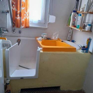 Wanne mit Tür zum bequemen Ein - 3 Zimmer Einfamilienhaus zum Kaufen in Seegebiet Mansfelder Land