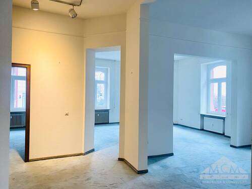 Flur + Blick ins Wohnzimmer - 