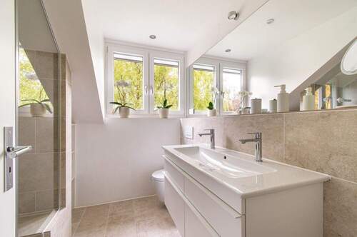 Modernes Badezimmer mit hochwertigen Armaturen - 