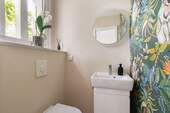 Gäste-WC mit großem Fenster - Doppelhaushälfte mit 126,00 m² in Hamburg zum Kaufen