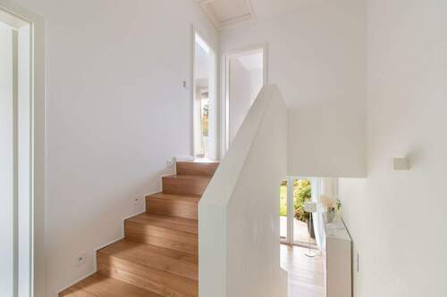 Hochwertige Holztreppe zur Verbindung der Splitlevel - 