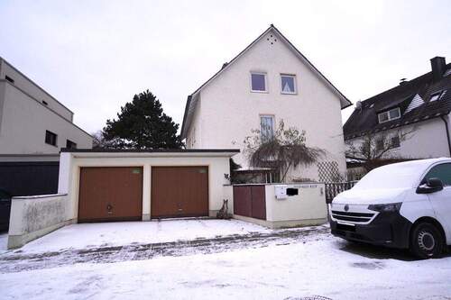 Aussenansicht mit Garagen - 