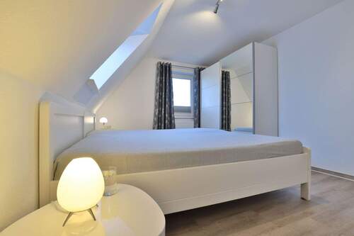 Schlafzimmer mit Stauraum für Garderobe - 