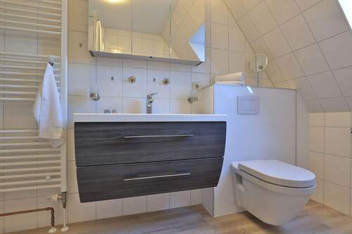 modernes Interior im Duschbad - 