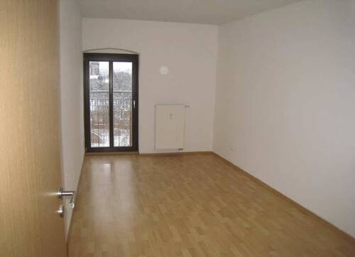 Wohnzimmer - Preiswerte sonnige 2-R-Wohnung in MD- Altstadt ca.56,83m²; im DG. zu vermieten.