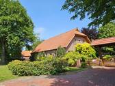 Straßenansicht auf das Stallgebäude - 6 Zimmer Mehrfamilienhaus, Wohnhaus zum Kaufen in Wardenburg