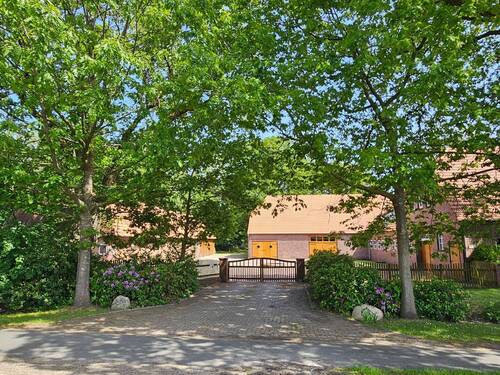Zufahrt zum Hinterhof - Mehrfamilienhaus, Wohnhaus mit 151,00 m&sup2; in Wardenburg zum Kaufen