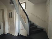 EG Treppe ins OG + Kellertür - 