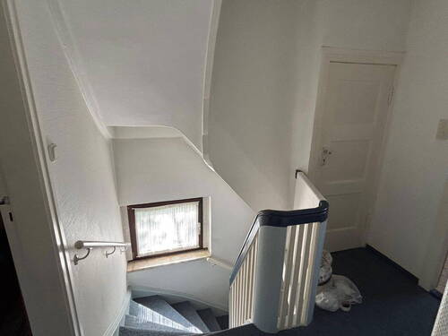 OG Treppe und Tür zum DG - 