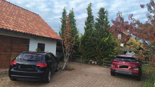 Garage und Stellplatz - 
