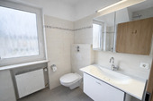 Badezimmer OG - 7 Zimmer Mehrfamilienhaus, Wohnhaus in Freilassing