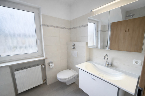 Badezimmer OG - 7 Zimmer Mehrfamilienhaus, Wohnhaus in Freilassing