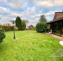 Frei stehendes 1-Fam-Haus mit Anlieger-Whg. auf großen und sonnigen Grundstück in ruhigem Villengebiet - Gründau Rothenbergen