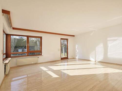 Lichtdurchfluteter Wohnbereich mit Blick in den Garten - 6 Zimmer Mehrfamilienhaus, Wohnhaus in Leinfelden-Echterdingen