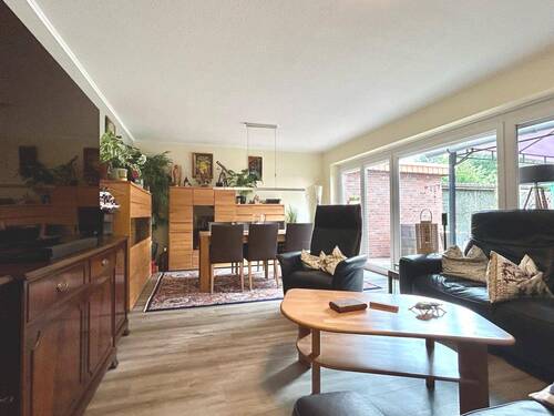 Die Fenster reichen vom Boden bis unter die Decke, das bringt Licht und sieht toll aus - 