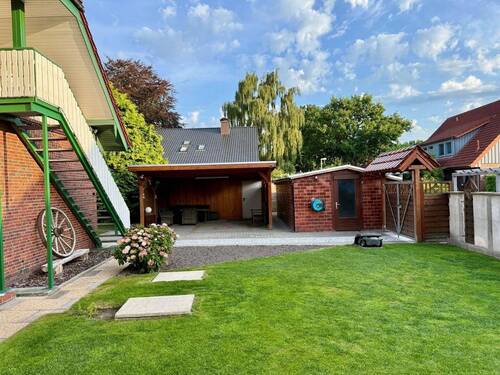 Zur Einliegerwohnung gehört der große Carport - 