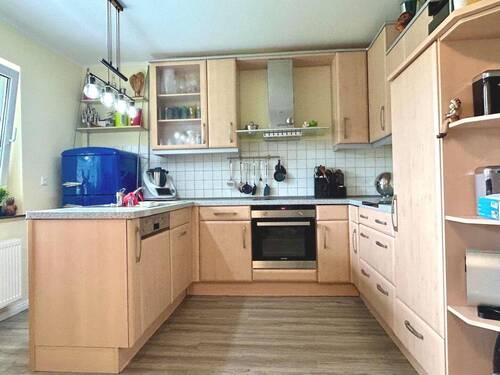 Optimal ist die Einbauküche eingepasst - 