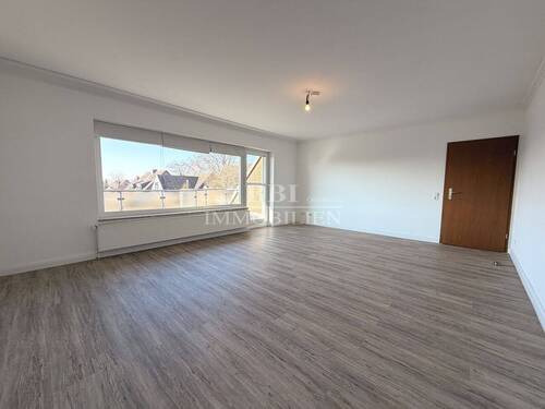 Wohnzimmer mit Balkonzugang - 