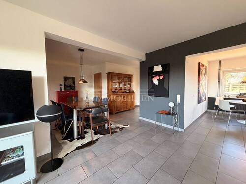 Wohnzimmer mit offener Diele - 