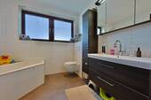 Tageslichtbad mit Dusche und Wanne im EG - 