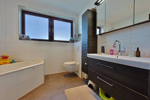 Tageslichtbad mit Dusche und Wanne im EG - 