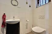 Gäste-WC im Eingangsbereich - 