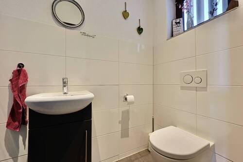 Gäste-WC im Eingangsbereich - 
