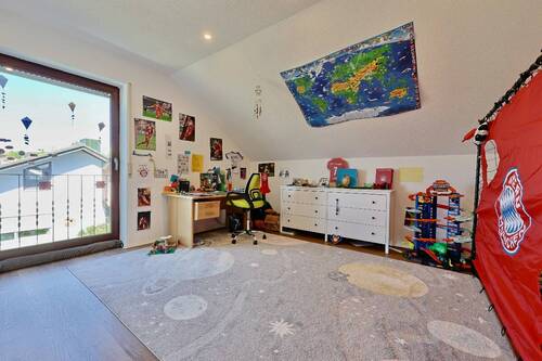 großzügige Kinderzimmer im DG - Spielbereich - 