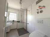 Tageslichtbadezimmer mit Dusche - 4 Zimmer Etagenwohnung in Geislingen an der Steige