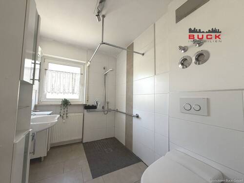 Tageslichtbadezimmer mit Dusche - 4 Zimmer Etagenwohnung in Geislingen an der Steige