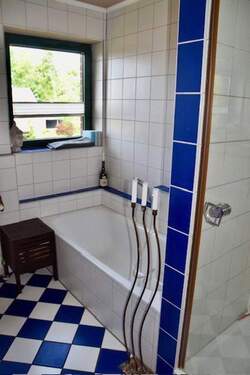 Bad m. Badewanne & Dusche - 