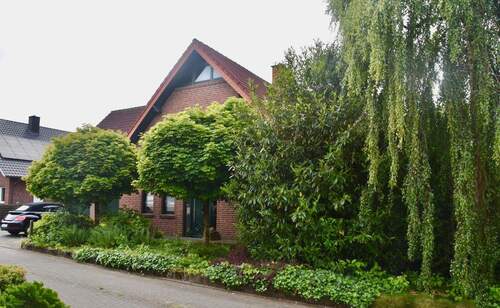 Hausansicht Front - Charmantes Einfamilienhaus mit Doppelgarage in naturnaher Lage in Merzen Landkreis Osnabrück