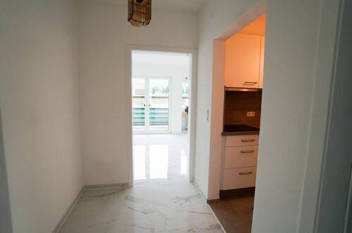 Blick zu Wohnzimmer u. Küche - 