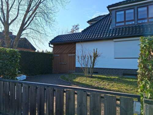 elektrischer Zaun und Carport - 7 Zimmer Mehrfamilienhaus, Wohnhaus zum Kaufen in Hamburg