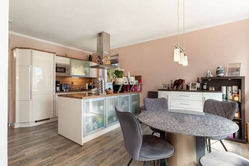 Küche und Essbereich - 7 Zimmer Einfamilienhaus in Berlin