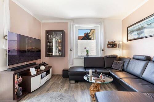Wohnzimmer im Erdgeschoß - Einfamilienhaus mit 196,00 m&sup2; in Berlin zum Kaufen