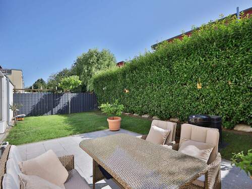 Sonnige Terrasse mit Blick in den Garten - 
