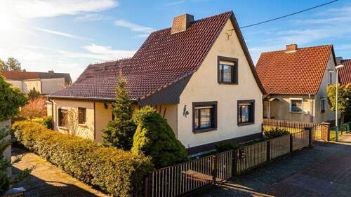 Gemini_Generated_Image_epvu0iepvu0iepvu(1) - Perfekt für junge Familien - Einfamilienhaus mit Einbauküche, saniertem Bad und neuer Heizung (2022)