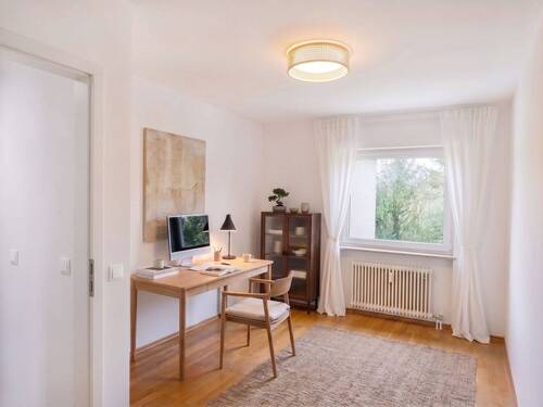Kinder- oder Arbeitszimmer (KI-generiertes Einrichtungsbeispiel) - 