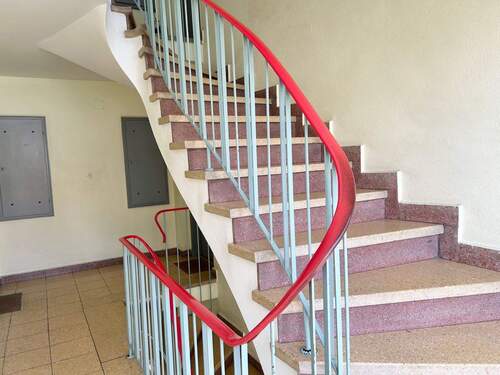 Treppenhaus - 3 Zimmer Etagenwohnung zur Miete in Nürnberg