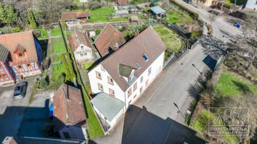 Luftbild Haus mit Scheune und Grundstück - 