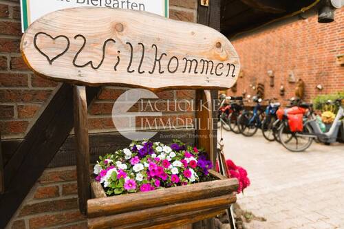 Willkommensschild - Vielseitige Immobilie im Wendland - Raum für neue Ideen und Nutzungskonzepte