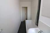Bad mit Wanne - 2 Zimmer Etagenwohnung in Freiberg