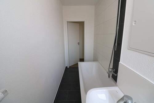 Bad mit Wanne - 2 Zimmer Etagenwohnung in Freiberg